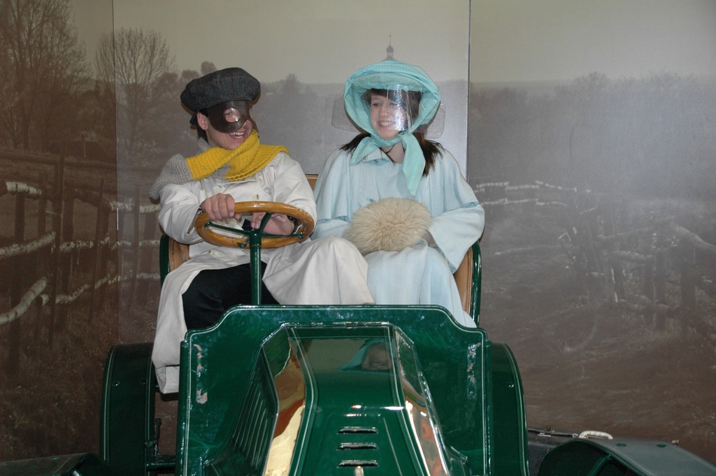 Dejan und Carina in einer anderen Zeit im Motormuseum